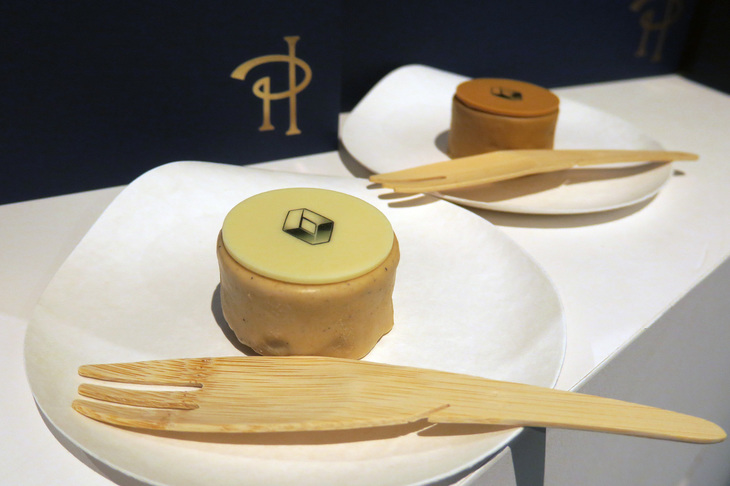 こちらはアーモンドとバニラ風味（左手前）とカラメル風味（右奥）。なお、資料にいわく「まったく新しい月餅」とのことだったので、記者は「中にモチが入っているのかな？」と思っていたのだが、そんなことはなかった。