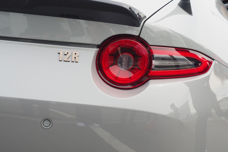 マツダ スピリット レーシング・ロードスター12R（リアエンブレム）