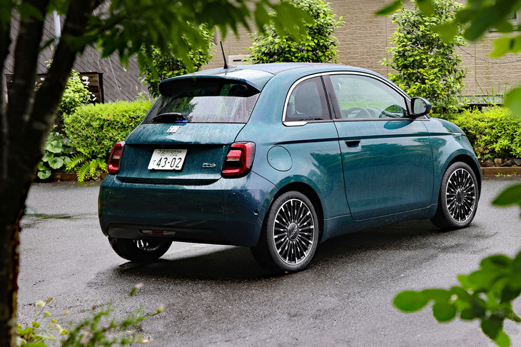 全長・全幅の割に全高が高い「フィアット500e」。床下にバッテリーを積むためにフロア高や着座位置も高めだ。