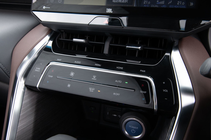 空調や音響機器のコントローラーはタッチ式。操作性を考慮し、押しボタンやダイヤルによるコントローラーの採用も検討したが、オーナー調査をしたところ「タッチ式がいい」との声が多数を占めたため、この方式が継承されたという。