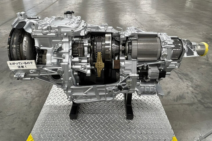 スバルの北本工場で製作される、「S：HEV」のトランスアクスル（のカットモデル）。変速機と動力分割機構、モーター／ジェネレーター、カップリング、リダクションギア、トランスファーなどをセットにしたもので、ハイブリッドシステムの核となるユニットだ。