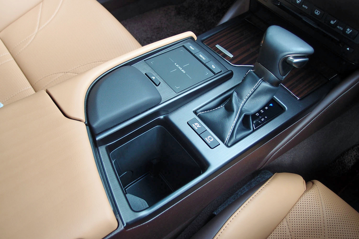 レクサスES300h“バージョンL”（シフトレバー周辺部）