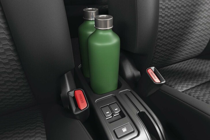 前席間にはカップホルダーが縦に並んでレイアウトされる。