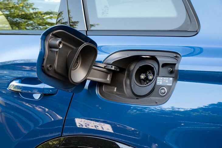 充電口は左右のリアフェンダーパネルに配置。右側が普通充電用、左側が急速充電用で、ともにリッドの縁を押すと自動で開口する。