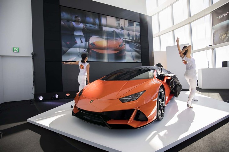 「ランボルギーニ・ウラカンEVO」のアンベールの瞬間。