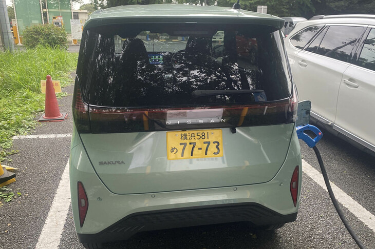 「サクラ」の一充電走行距離（WLTCモード）は180kmぽっち（実質120kmくらい？）しかないけど、とにかく見た目がいいし、走りもいいので、航続距離に目をつぶってオーナーになってもいい！ と、一時は本気で思った（マイチェン前の話です）。