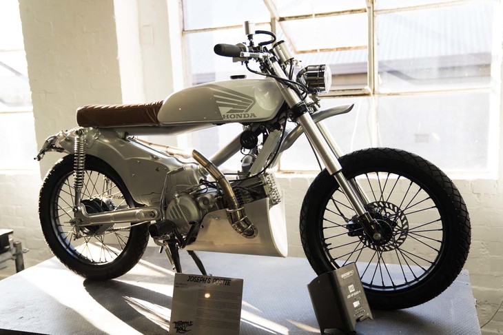 日本では“ハンターカブ”の名前で親しまれている「ホンダCT110」をベースに、モダンなスーパーモタードとスクランブラーのスタイルをミックスさせている。プレス鋼鈑とパイプで構成される典型的なカブ系フレームには、フレームパイプが追加され、それに燃料タンクやシートがセットされる。