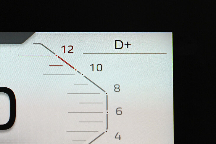 「ATモード」のシフトプログラムには、市街地や高速道路などでの走行に好適な「D」と、レスポンスのよい加減速を重視した「D＋」の2種類が用意される。