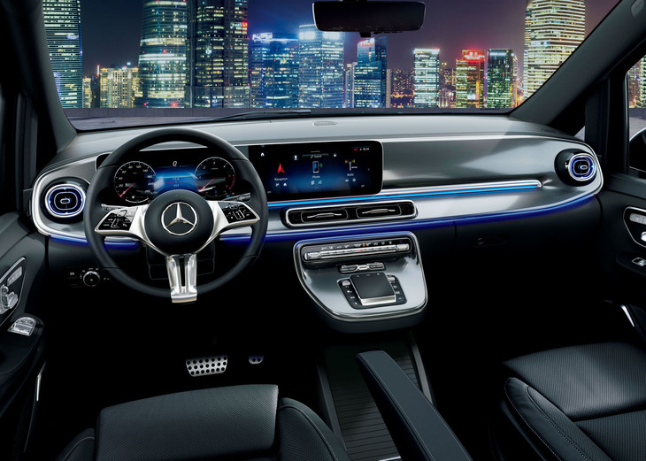 「V220dエクスクルーシブ エクストラロング ブラックスイート」のインストゥルメントパネル。