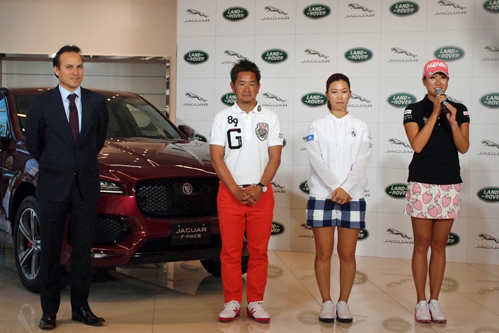 発表会のひとこま。写真左から、ジャガー・ランドローバー・ジャパンのマグナス・ハンソン社長、藤田寛之選手、上田桃子選手、木戸 愛選手。