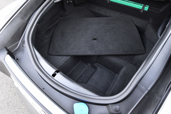 荷室の床下には、写真のような予備スペースも用意される。