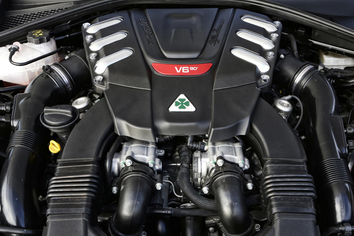 
	510psを発生する「ジュリア クアドリフォリオ」の2.9リッターV6ツインターボエンジン。パワー特性はもとより、そのサウンドも気になるところだ。（photo：FCA）
	