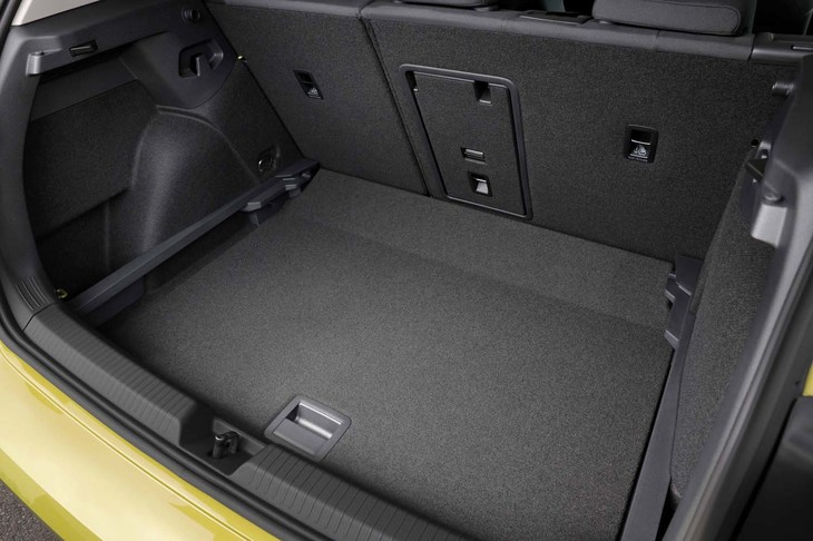 フォルクスワーゲン・ゴルフeTSIスタイル（ラゲッジスペース）