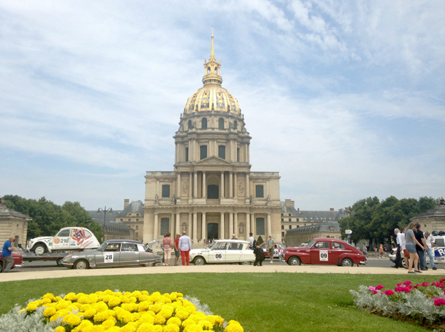 参加車両は、広場をぐるっと取り囲むかたちで1時間ほど駐車していた。