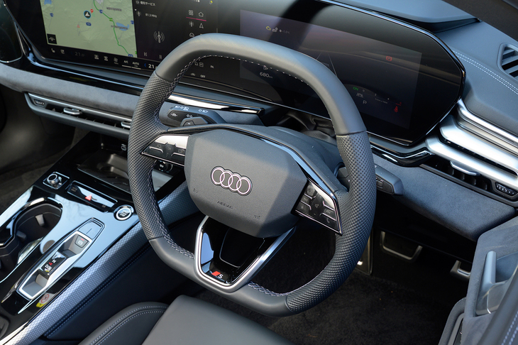 上下がフラットなステアリングホイールは「S lineパッケージ」に含まれている。フォルクスワーゲンではメカニカルスイッチのよさを見直す動きのようだが、「A5」は見事なまでにフラットなタッチスイッチを使っている。