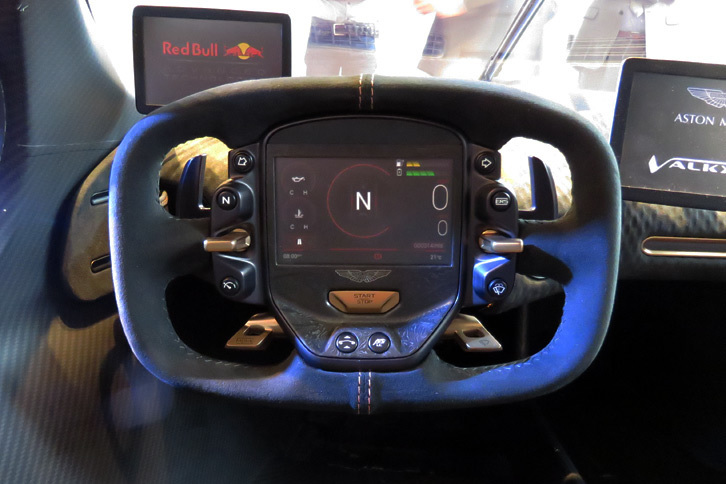 レーシングカー然とした「ヴァルキリー」のステアリングホイール。さまざまな操作スイッチやインフォメーションディスプレイが備えられている。