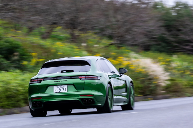 「パナメーラGTSスポーツツーリスモ」の燃費値はNEDC複合モードで約9.4km/リッター、CO2排出量は242g/kmと発表されている。