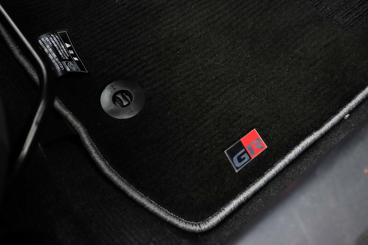 「GR」ロゴ入りのフロアマットは販売店オプションとして用意される。