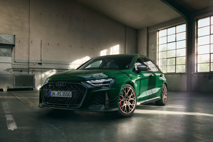 日本では「RS 3スポーツバック コンペティションリミテッド」（写真）が70台、「RS 3セダン コンペティションリミテッド」が30台の計100台が販売される。