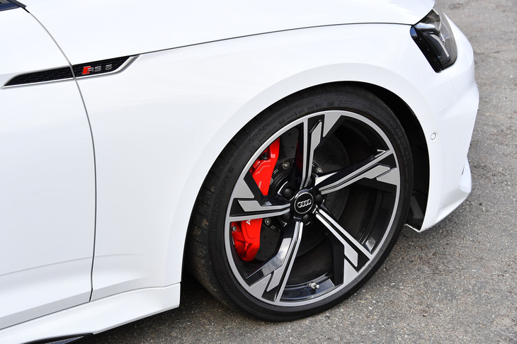 今回の試乗車では、「グロスアンスラサイトブラックポリッシュト」色の20インチ「5アームフラッグデザイン」ホイールに、275/30ZR20サイズの「コンチネンタル・スポーツコンタクト6」タイヤが組み合わされていた。