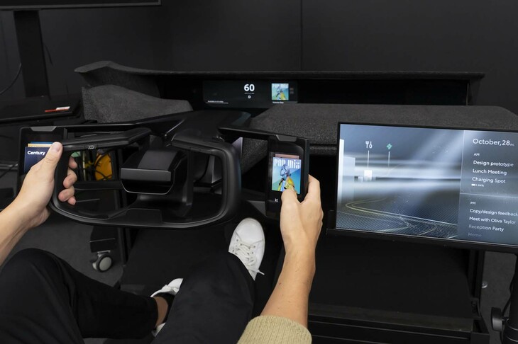 「Digitalized Intelligent Cockpit」のデモンストレーション。運転に関する基本操作はすべて、手元のデジタルディスプレイに統合される。