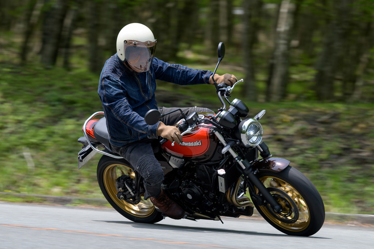 前後17インチのタイヤと軽量なボディーの恩恵で、コーナーでの身のこなしは非常に軽快だ。