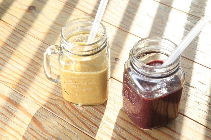 「SEA DAYS」の一押しメニューであるスムージー。藤島さんがオーダーした「デトックススムージー」（左）のレシピは「季節によって変えている」とのことで、この日は旬のイチゴとセリが使われていた。