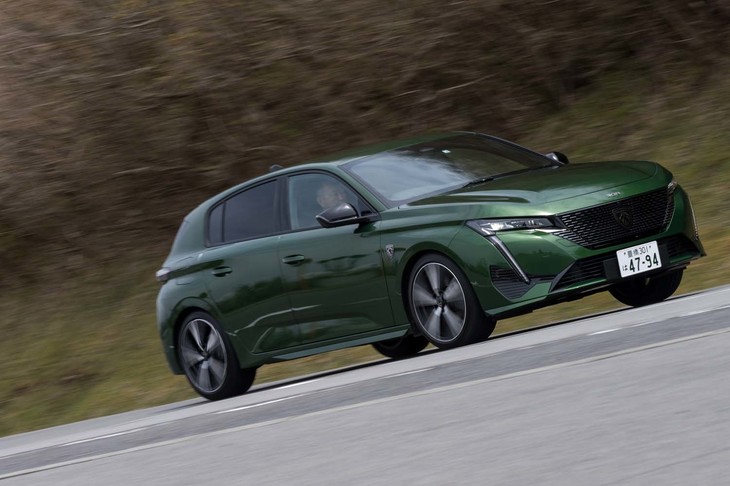 1.5リッター直4ディーゼルターボエンジン「DV5」は最高出力130PS、最大トルク300N・mを発生。WLTCモードの燃費値は21.6km/リッターと公表されている。