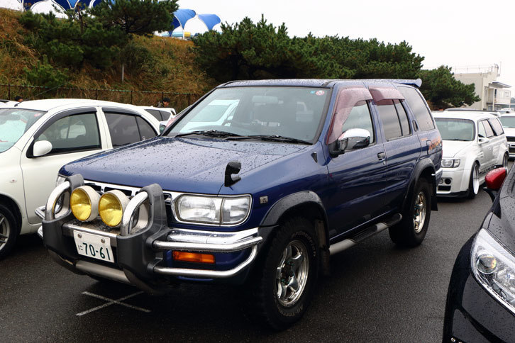 「テラノ アストロード」。テラノのワイルドさを強調した大型グリルガードや、ハイトサスペンションなどの専用アイテムでオフロード性能を強化したモデルだ。