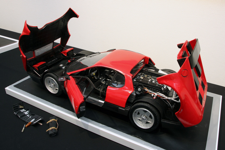 1976年「512BB」。より人気の高い「365GT4BB」ではなく512BBを選んだ理由は、「知り合いが所有していて実車取材ができたから」。おかげで付属工具までバッチリ再現されている。