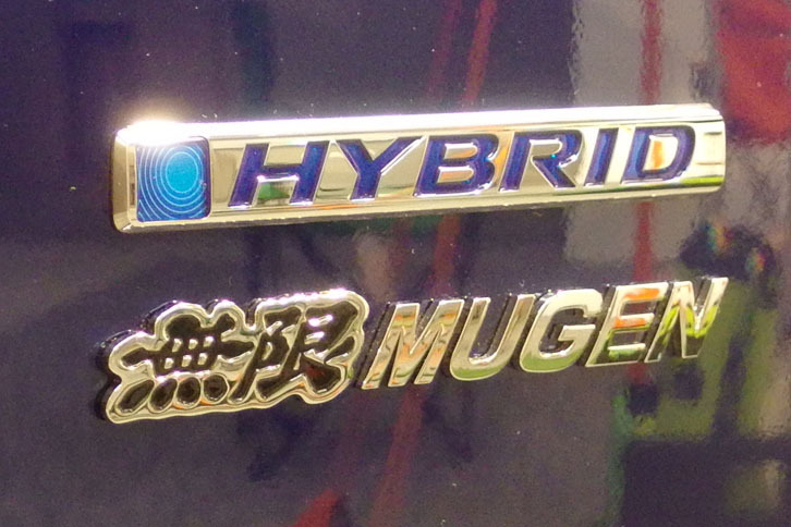 無限仕様のリアエンブレム。ボディーに漢字が書いてある車って、ほかに何かありましたっけ？