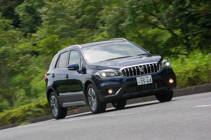 「SX4 Sクロス」にはFF車と4WD車の両方が用意されており、今回はFF車に試乗した。なお、コンポーネンツを共有する「エスクード」には現在ではFF車の設定はなく、駆動方式でも差別化が図られている。