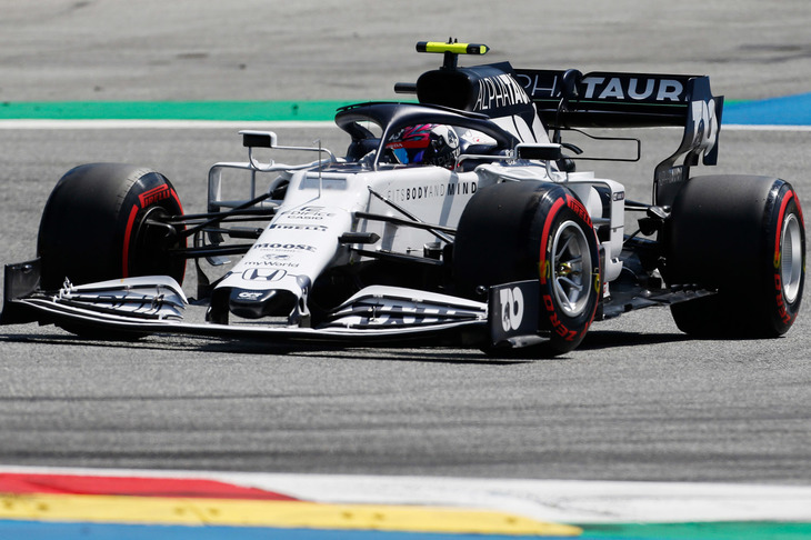 名をトロロッソからアルファタウリに変更したレッドブルのジュニアチーム。カラーリングも白基調となり、マシン名も「AT01」と改められた2020年は、ホンダとのパートナーシップ3年目。昨季は表彰台を2度も経験する実りある一年だったが、コンストラクターズランキングは6位といまひとつだったため、今年はさらなる飛躍を期待したいところだ。オーストリアGP予選では、激戦の中団勢のなかでピエール・ガスリー12位、ダニール・クビアト13位とポイントを狙える位置を獲得。ガスリーは7位入賞となるも、クビアトは残り2周でリアタイヤがパンクし12位完走扱いで終わった。（Photo=Getty Images / Red Bull Content Pool）