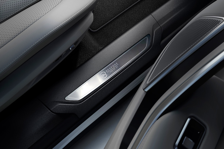 「ONE OF 20」のロゴ入りSV BESPOKEデザイントレッドプレート。