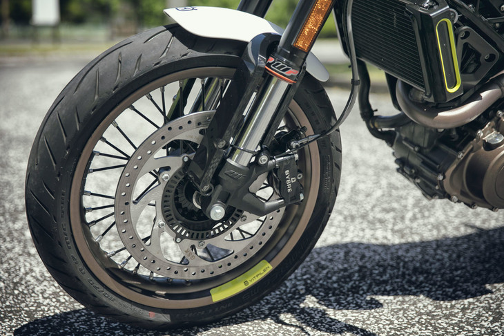 サスペンションは、前がφ43mmのWP製倒立フォーク、後ろが同じくWP製のモノショックの組み合わせ。タイヤサイズは前が110/70R17 M/C 54H、後ろが150/60R17 M/C 66Hで、メッツラーの「スポルテックM5インタラクト」が装着されていた。