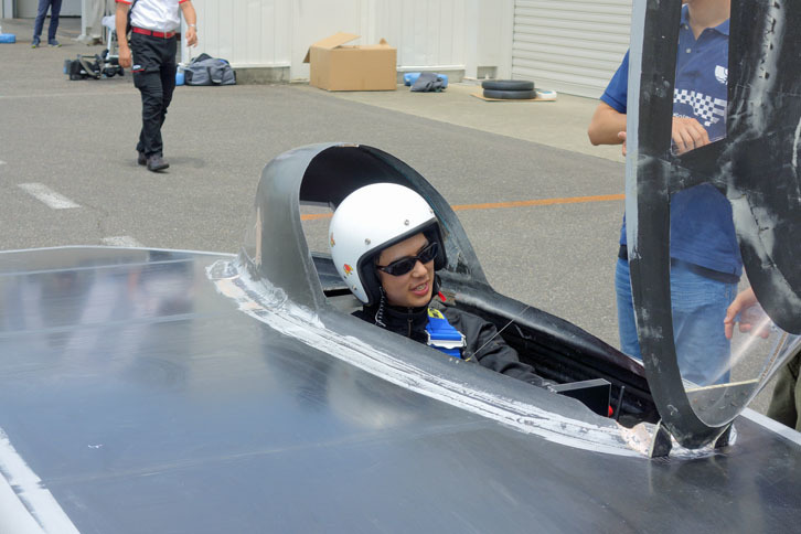 こちらは名古屋工業大チームのニューマシン「Horizon 17」のコックピット。開口部の幅は30cmくらいしかない。