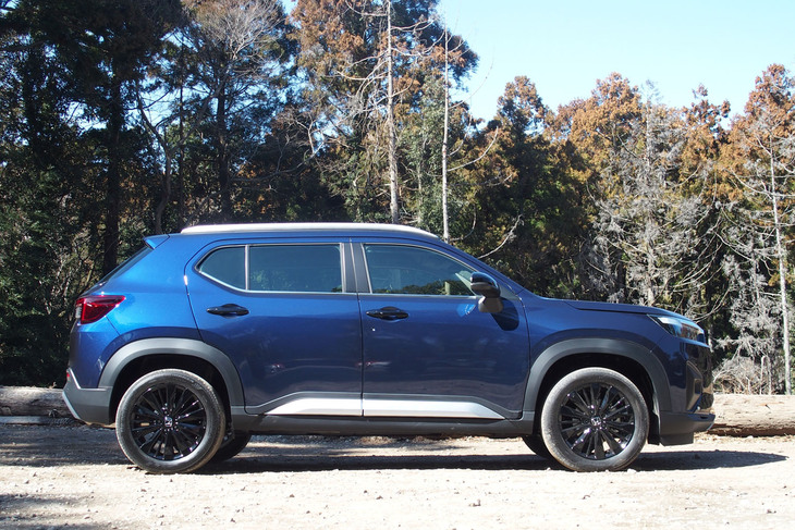 「WR-V Z＋ブラックスタイル」のサイドビュー。「ブラックスタイル」を含む「Z」グレード以上のモデルに新外板色「オブシダンブルー・パール」（写真）が追加設定された。