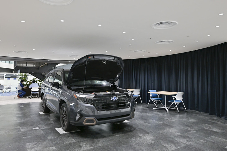 執務エリアの一角には、実車や実車サイズのスタディーモデルを置きながら、デザインや機能を検討するスペースも設けられている。