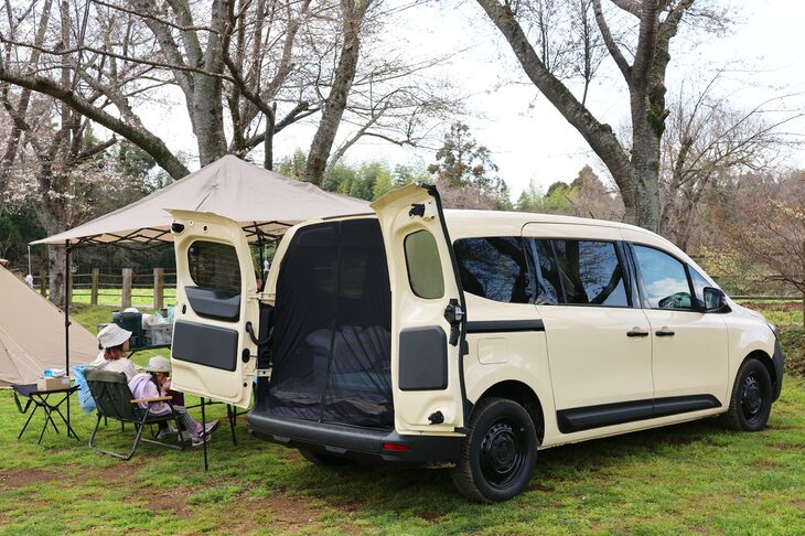 驚くべきことに、2026年2月に発売されたばかりの7人乗りロングボディー仕様の限定車「グランカングー クルール」で参加する人も！ ロングホイールベース化に加え、リアスライドドアも専用の大型仕様となっており、3列目シートへの乗降もスムーズなのだ。同車はすでに完売のようだが、ご安心を。2026年5月には、フランスの“郵便屋さん色”である「ジョン・ラ・ポスト」と、シックな深いグリーン「ヴェール パリ」の2色を用意した限定車「クルール」が発表予定とのこと。お楽しみに。