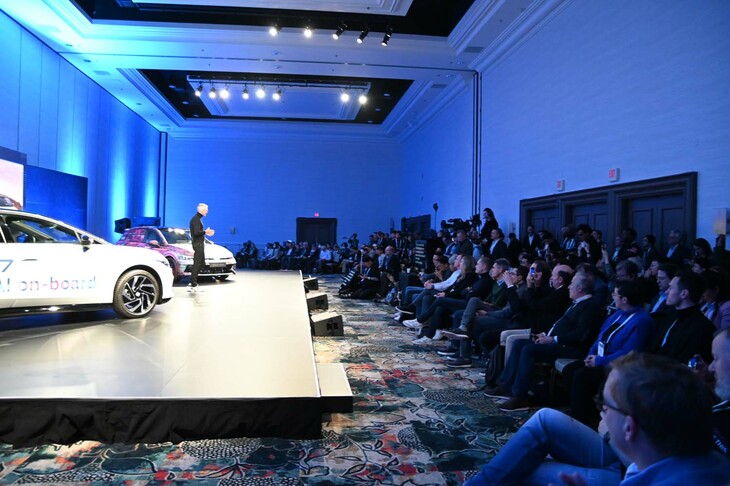 フォルクスワーゲンのプレスカンファレンスの様子。「CES」では展示会場だけではなく、ホテルの一室を使ってプレスカンファレンスが行われる。