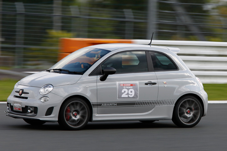 富士スピードウェイの本コースを走る「595コンペティツィオーネ」。