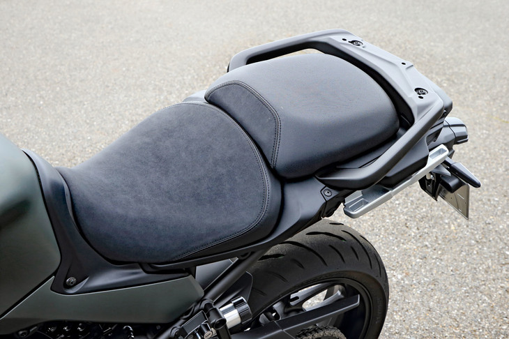 シート高は810mmと825mmの2段階で調整可能。タンデムシートの後方にはパニアケースを固定するスチールフレームが、左右の下部には制振ダンパーを備えたサイドケース用のステーが備わる。