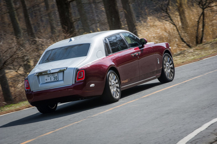 シャシー関連では、ロールス・ロイスとしてはこれが初という後輪操舵機構の採用もトピックとして挙げられる。