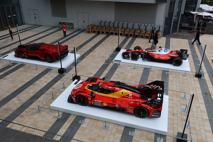 写真左から時計回りに「F80」、F1マシン「SF-26」、そしてWECマシン「499P」。