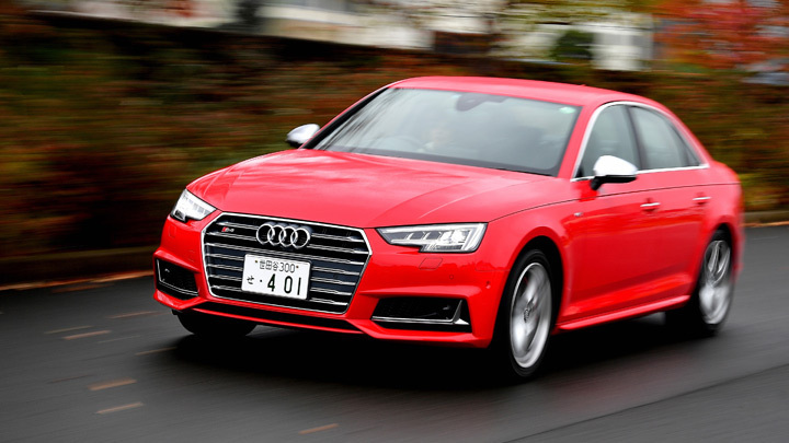 JC08モード燃費は、先代の12.6km/リッターから12.7km/リッターへと若干向上している。