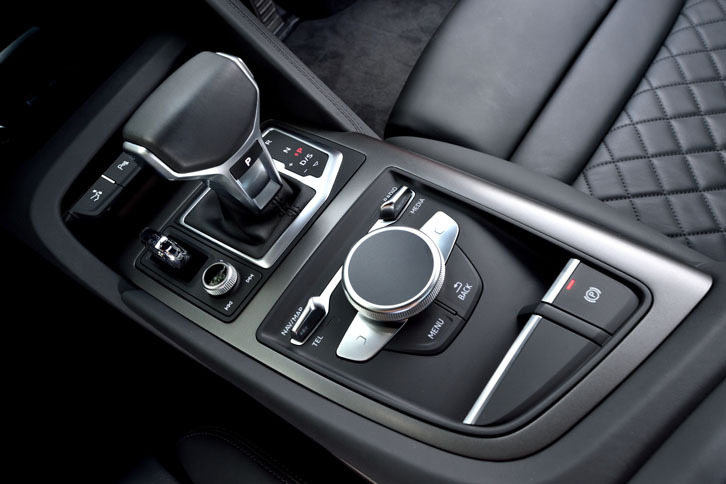 トランスミッションは7段Sトロニック。4500rpm付近でクラッチミートして素早い発進を行うローンチコントロール機能も装備される。