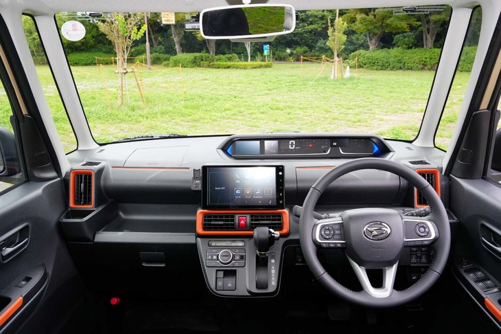 「タント ファンクロス」のダッシュボード。オレンジのアクセントが主張する。
