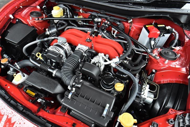 MT車に搭載される2リッター水平対向エンジン。最高出力と最大トルクが高められたのに加え、インテークマニホールドに赤い結晶塗装が施された。