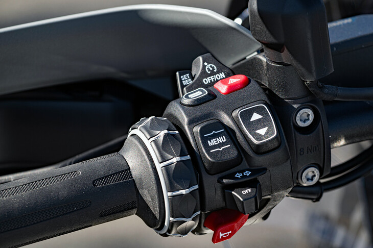 新採用のアクティブクルーズコントロールは、左のスイッチボックスで操作。30～160km/hの速度範囲で作動する。