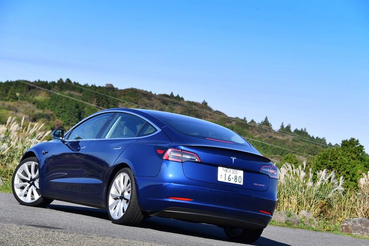 「モデル3パフォーマンス」は、ラインナップ中で最も大きなバッテリーを搭載する。WLTPモードでの航続距離は530kmと公表される。